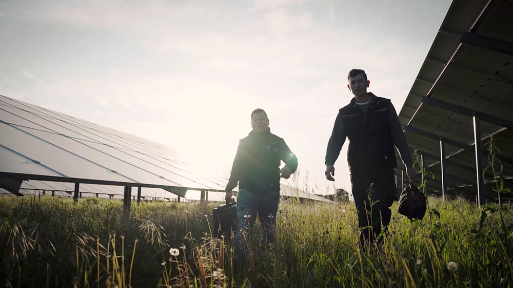 Imagefilm Foto von 2 Mitarbeitern in einem Solarpark