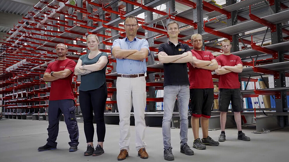 Recruiting Film mit Abbildung von Mitarbeitern in einem Hochregallager